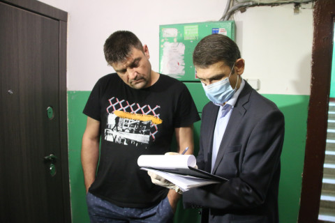 Фото-репортаж: Рейд по проверке дезинфекции жилых домов состоялся во Владивостоке