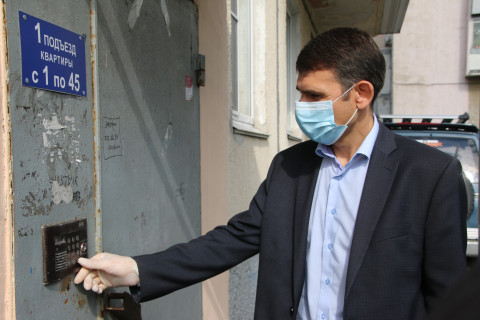 Фото-репортаж: Рейд по проверке дезинфекции жилых домов состоялся во Владивостоке