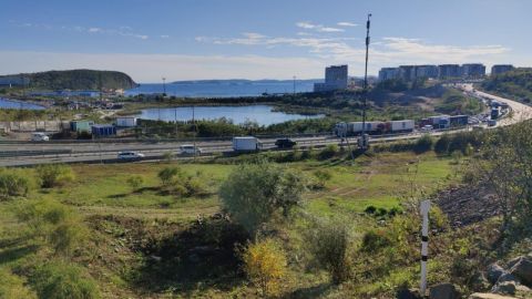 Фото-репортаж: Контейнеровозы заблокировали движение по объездной трассе во Владивостоке