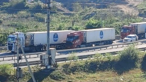 Фото-репортаж: Контейнеровозы заблокировали движение по объездной трассе во Владивостоке