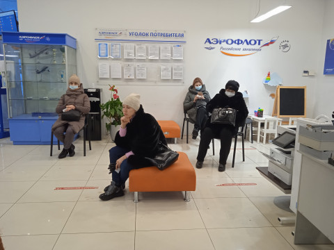 Фото-репортаж: Владивостокцы штурмуют кассы "Аэрофлота", пытаясь обменять ваучеры на билеты