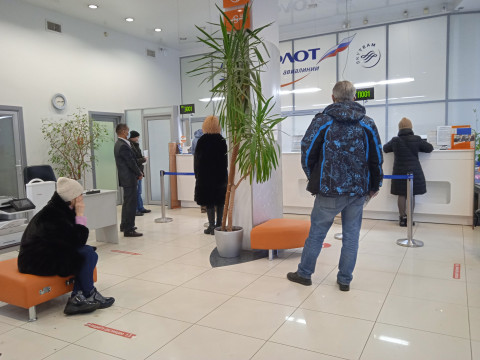 Фото-репортаж: Владивостокцы штурмуют кассы "Аэрофлота", пытаясь обменять ваучеры на билеты