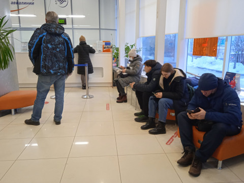 Фото-репортаж: Владивостокцы штурмуют кассы "Аэрофлота", пытаясь обменять ваучеры на билеты