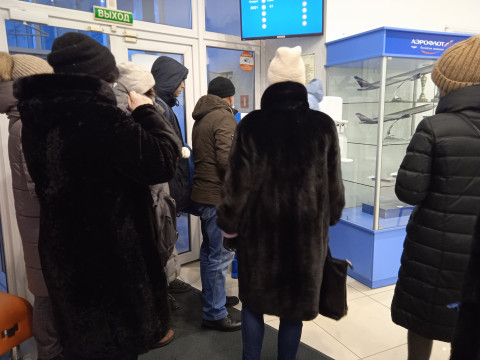Фото-репортаж: Владивостокцы штурмуют кассы "Аэрофлота", пытаясь обменять ваучеры на билеты