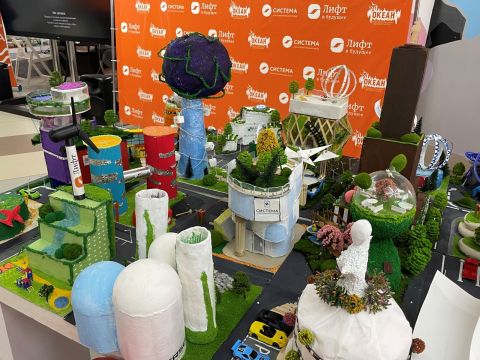Фото-репортаж: «Город будущего» построили школьники из 28 регионов России