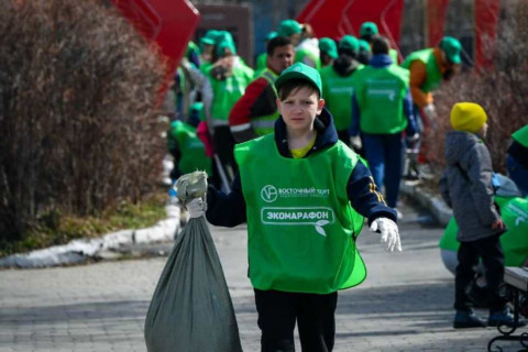 Фото-репортаж: Вместе с жителями Врангеля и губернатором Приморья «Восточный Порт» провёл масштабный экосубботник