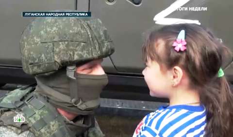 Фото-репортаж: "Дочь полка": видео из ЛНР растрогало Сеть