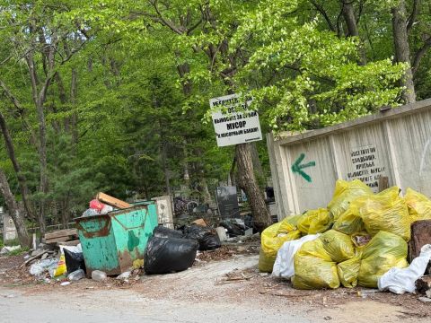 Фото-репортаж: Мусорная катастрофа грозит крупнейшим кладбищам Владивостока