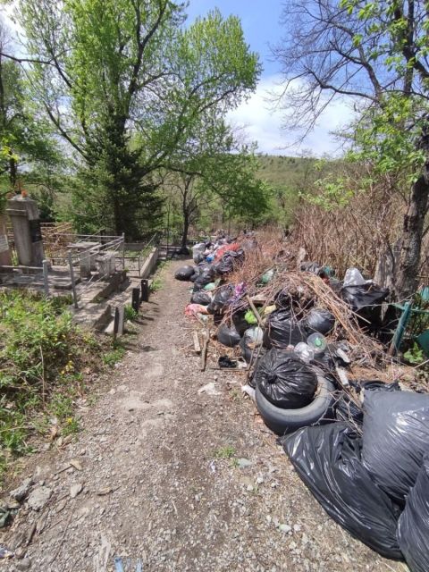 Фото-репортаж: Мусорная катастрофа грозит крупнейшим кладбищам Владивостока