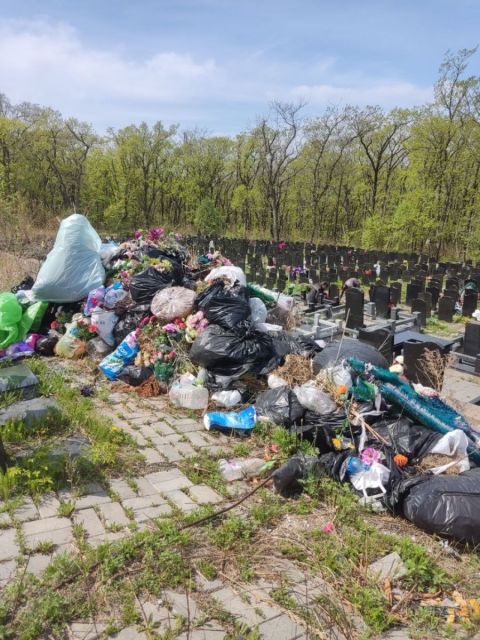 Фото-репортаж: Мусорная катастрофа грозит крупнейшим кладбищам Владивостока