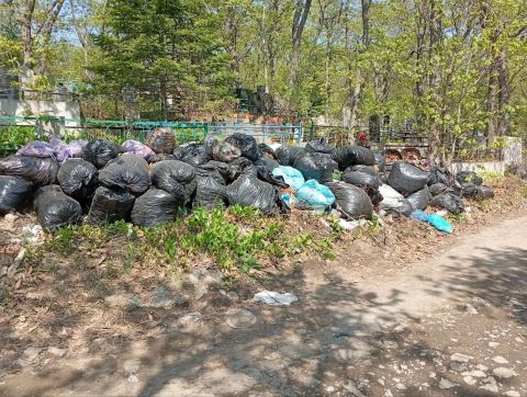 Фото-репортаж: Мусорная катастрофа грозит крупнейшим кладбищам Владивостока
