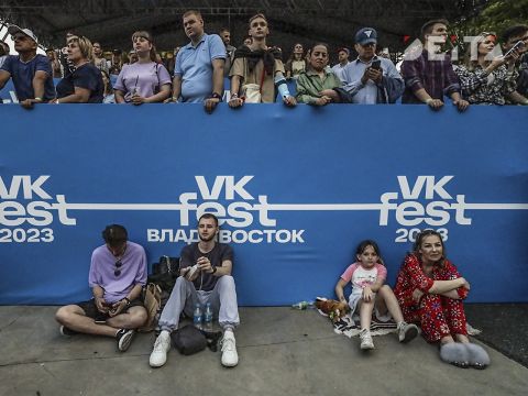 Фото-репортаж: Звезды России выступили на набережной Цесаревича: как прошел VK Fest во Владивостоке