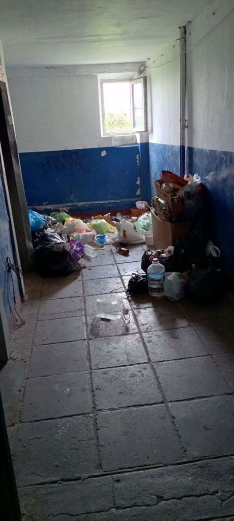 Фото-репортаж: Мусорный коллапс продолжается в домах Владивостока, где недавно бунтовали дворники