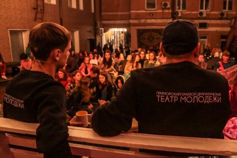 Фото-репортаж: Что может камень? Актёры вновь вышли читать под открытым небом