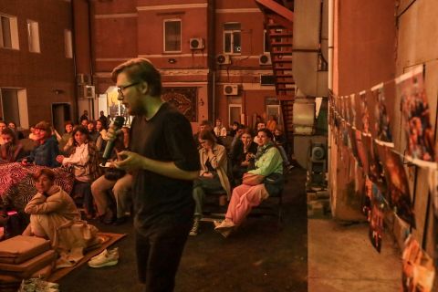 Фото-репортаж: Что может камень? Актёры вновь вышли читать под открытым небом