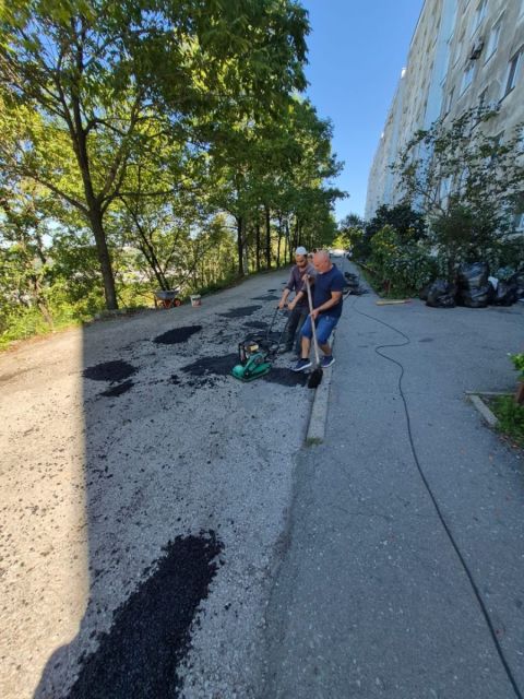 Фото-репортаж: Владивостокцы за свой счёт ремонтируют дороги при бездействии чиновников