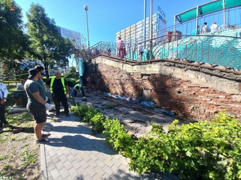 Фото-репортаж: Аварийная стена частично обрушилась во Владивостоке, пока искали её балансодержателя