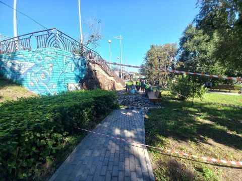 Фото-репортаж: Аварийная стена частично обрушилась во Владивостоке, пока искали её балансодержателя