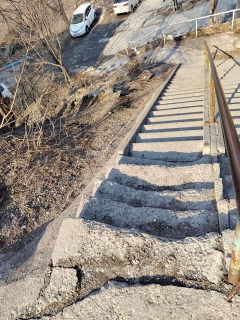 Фото-репортаж: Женщина получила травму при падении с аварийной лестницы во Владивостоке