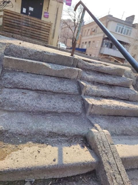 Фото-репортаж: Женщина получила травму при падении с аварийной лестницы во Владивостоке