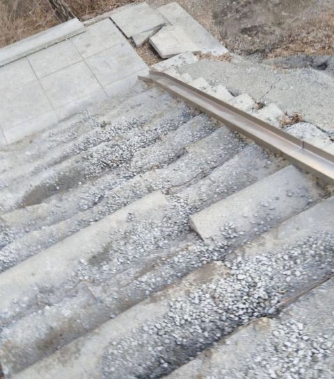 Фото-репортаж: Женщина получила травму при падении с аварийной лестницы во Владивостоке