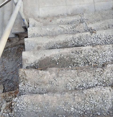 Фото-репортаж: Женщина получила травму при падении с аварийной лестницы во Владивостоке