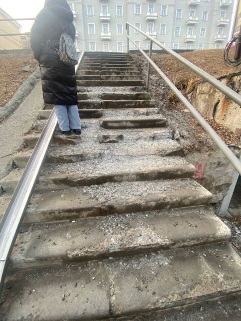 Фото-репортаж: Женщина получила травму при падении с аварийной лестницы во Владивостоке