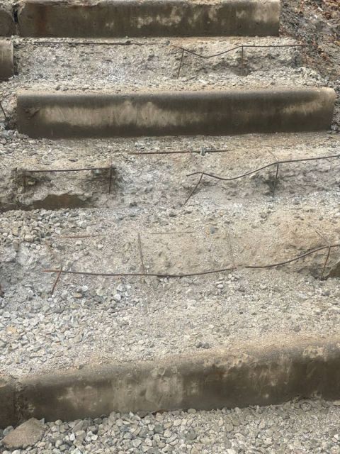 Фото-репортаж: Женщина получила травму при падении с аварийной лестницы во Владивостоке