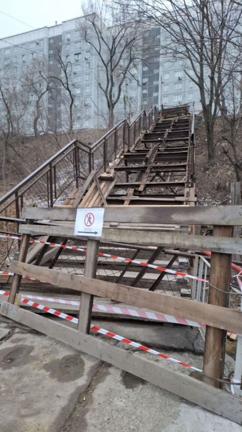 Фото-репортаж: Женщина получила травму при падении с аварийной лестницы во Владивостоке