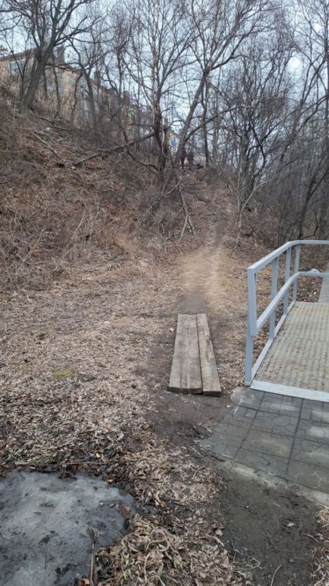 Фото-репортаж: Женщина получила травму при падении с аварийной лестницы во Владивостоке