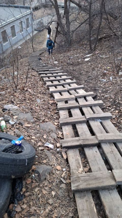 Фото-репортаж: Женщина получила травму при падении с аварийной лестницы во Владивостоке