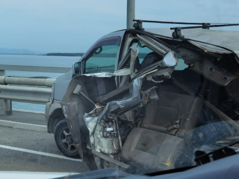 Фото-репортаж: Машина всмятку: серьезное ДТП произошло на мосту в Приморье