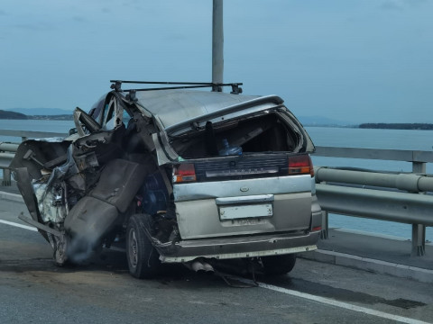 Фото-репортаж: Машина всмятку: серьезное ДТП произошло на мосту в Приморье