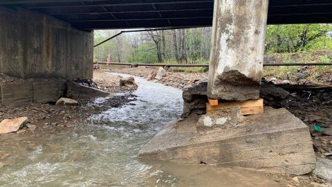 Фото-репортаж: Мостик, не болей: бетонное сооружение в Приморье подпирают досками