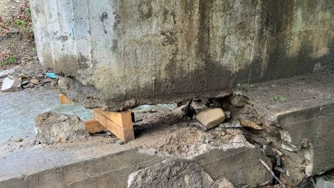Фото-репортаж: Мостик, не болей: бетонное сооружение в Приморье подпирают досками