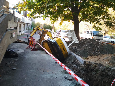 Фото-репортаж: Чудеса на виражах: во Владивостоке экскаватор сам вырыл себе яму и упал в неё