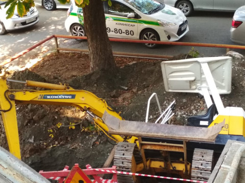 Фото-репортаж: Чудеса на виражах: во Владивостоке экскаватор сам вырыл себе яму и упал в неё