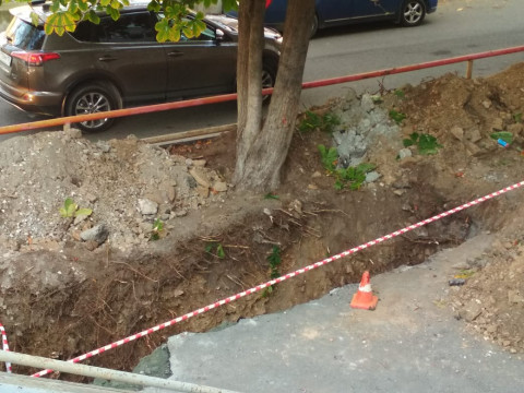 Фото-репортаж: Чудеса на виражах: во Владивостоке экскаватор сам вырыл себе яму и упал в неё