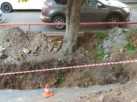 Фото-репортаж: Чудеса на виражах: во Владивостоке экскаватор сам вырыл себе яму и упал в неё