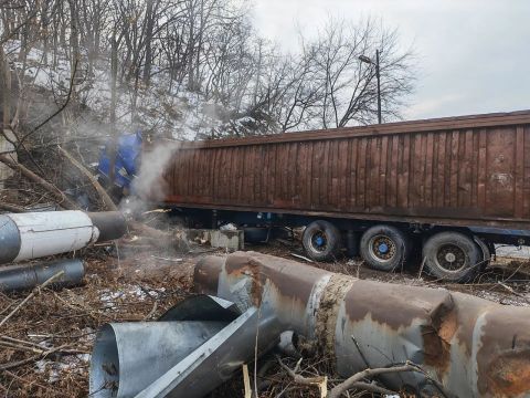 Фото-репортаж: Водитель грузовика оставил без отопления 7 тысяч приморцев