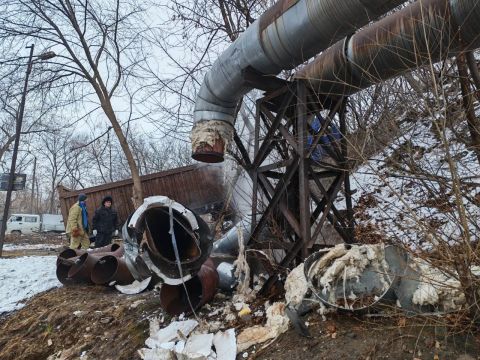 Фото-репортаж: Водитель грузовика оставил без отопления 7 тысяч приморцев