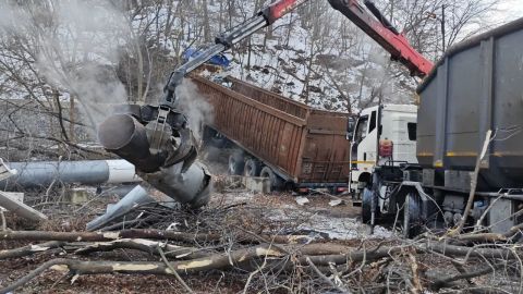 Фото-репортаж: Водитель грузовика оставил без отопления 7 тысяч приморцев
