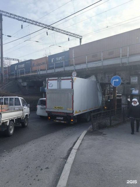Фото-репортаж: Грузовики заблокировали две дороги в вечерний час пик во Владивостоке