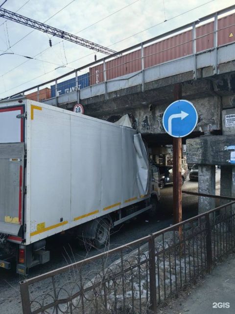 Фото-репортаж: Грузовики заблокировали две дороги в вечерний час пик во Владивостоке