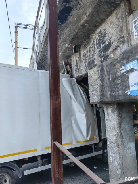 Фото-репортаж: Грузовики заблокировали две дороги в вечерний час пик во Владивостоке