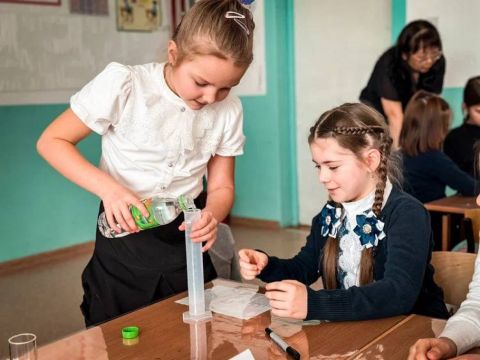 Фото-репортаж: «Химия – это волшебство»: младшеклассники Находки учатся ставить безопасные опыты