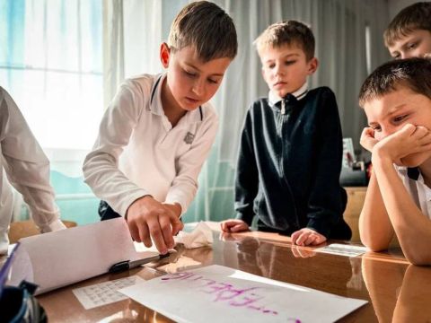 Фото-репортаж: «Химия – это волшебство»: младшеклассники Находки учатся ставить безопасные опыты