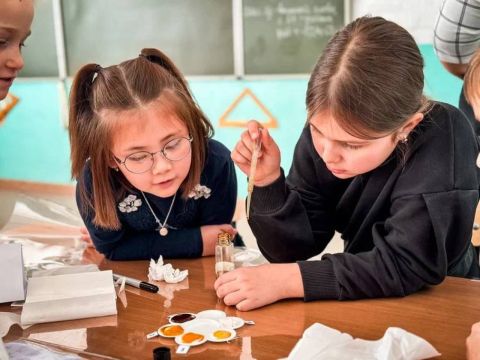 Фото-репортаж: «Химия – это волшебство»: младшеклассники Находки учатся ставить безопасные опыты