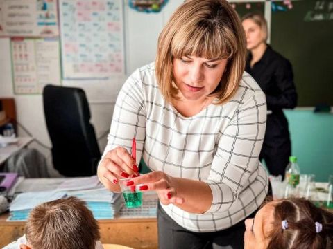 Фото-репортаж: «Химия – это волшебство»: младшеклассники Находки учатся ставить безопасные опыты