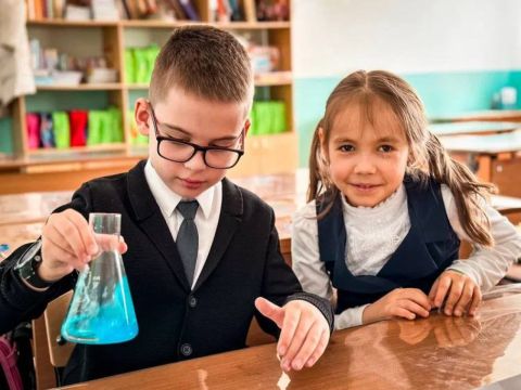 Фото-репортаж: «Химия – это волшебство»: младшеклассники Находки учатся ставить безопасные опыты